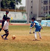 球员状态逐渐提高，足球比赛赛场聚焦